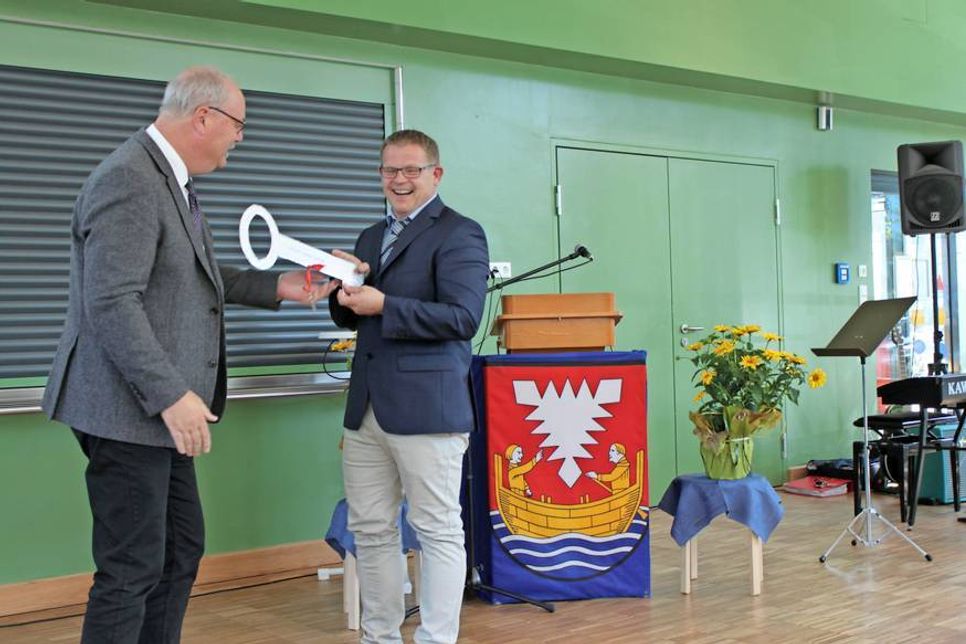 Symbolische Schlüsselübergabe durch Rolf Bohl am vergangenen Montag.