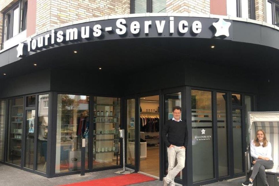 Freuen sich über den zeitgemäßen Namen der Kurverwaltung Kellenhusen: Touristikleiter Raymond Kiesbye und Azubi Annika Brunner.