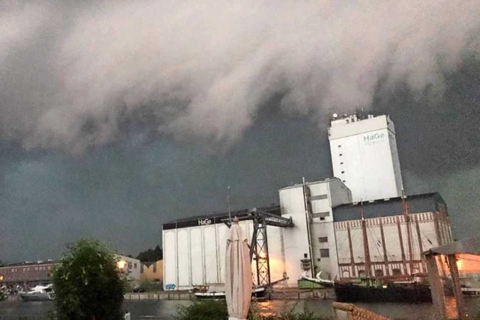 Wolkenwalze über dem Hafen in Neustadt.