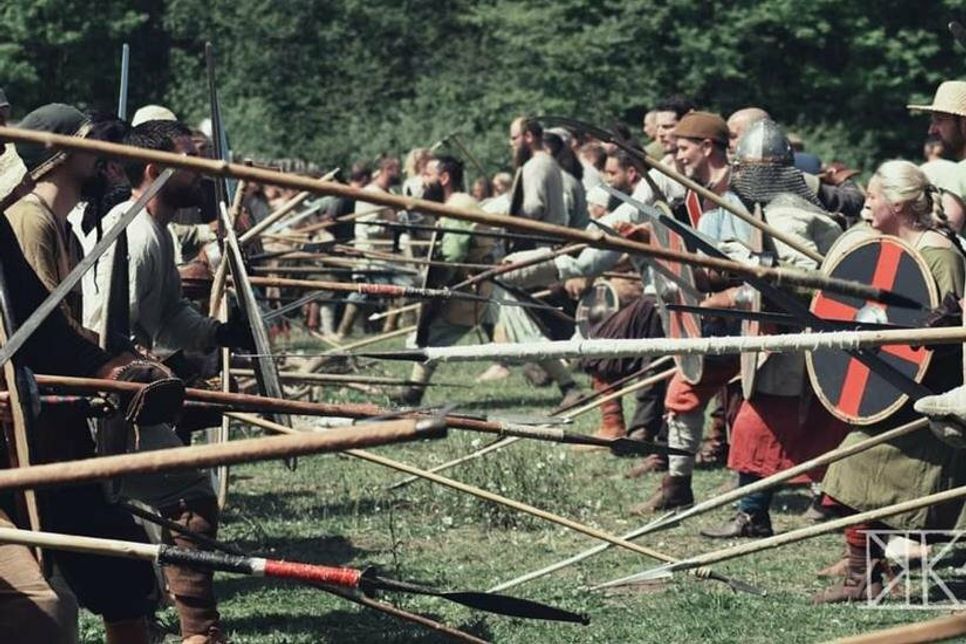 Mit den Slawen aus dem Wallmuseum Oldenburg kommen am 25. Juni auch die Kämpfer der Gruppe „Jomsborg Elag Starigard“ nach Schönwalde und werden neben dem Dorf- und Schulmuseum trainieren.