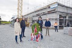 Bevor es mit der Richtkrone nach oben ging, erläuterten  Scharbeutz‘ Bürgermeisterin Bettina Schäfer (v.l.), Architekt Harm Hoffmann, Polier Michael Schwark und Christian Hoffmann vom bauausführendem Unternehmen Einzelheiten zum Neubau.