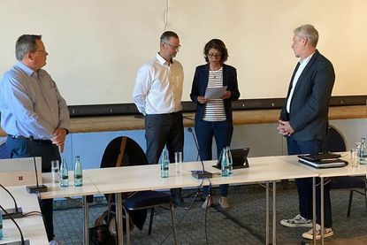 Bürgermeister Sebastian Rieke aus Grömitz, der neue Kellenhusener Bürgermeister Stefan Schwardt (CDU) und seine Vorgängerin Nicole Kohlert (FWK) sowie der dienstälteste Gemeindevertreter als Wahlleiter, Gunnar Steenbock (v. lks.).