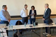 Bürgermeister Sebastian Rieke aus Grömitz, der neue Kellenhusener Bürgermeister Stefan Schwardt (CDU) und seine Vorgängerin Nicole Kohlert (FWK) sowie der dienstälteste Gemeindevertreter als Wahlleiter, Gunnar Steenbock (v. lks.).