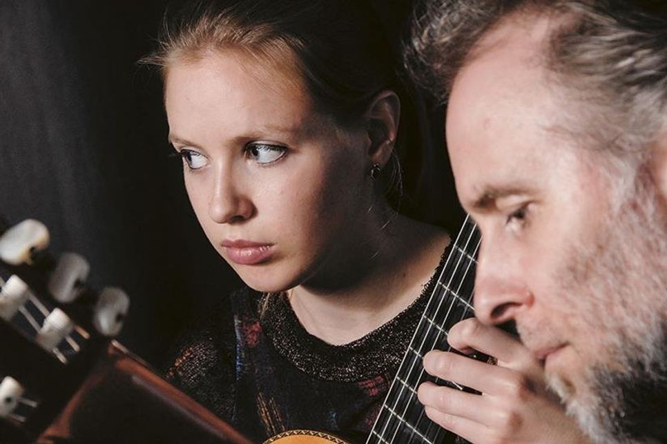 Gitarrenduo Sandra Flessau und Andreas van Zogst. (Foto: hfr)