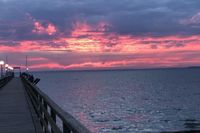 Seebrücke mit Sonnenaufgang in Haffkrug - diese farbintensive Stimmung hat uns Birthe Limberg geschickt.