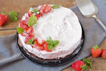 Diese vegane und glutenfreie Erdbeertorte ist fruchtig, frisch, lecker und gesund.