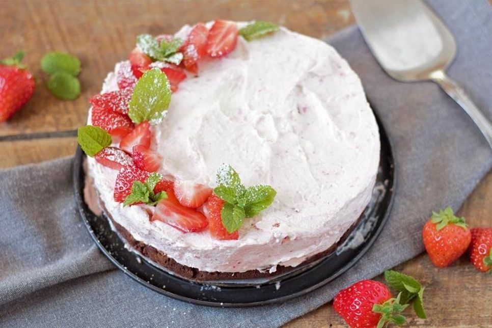 Diese vegane und glutenfreie Erdbeertorte ist fruchtig, frisch, lecker und gesund.