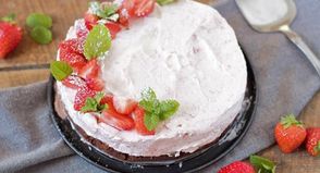Diese vegane und glutenfreie Erdbeertorte ist fruchtig, frisch, lecker und gesund.