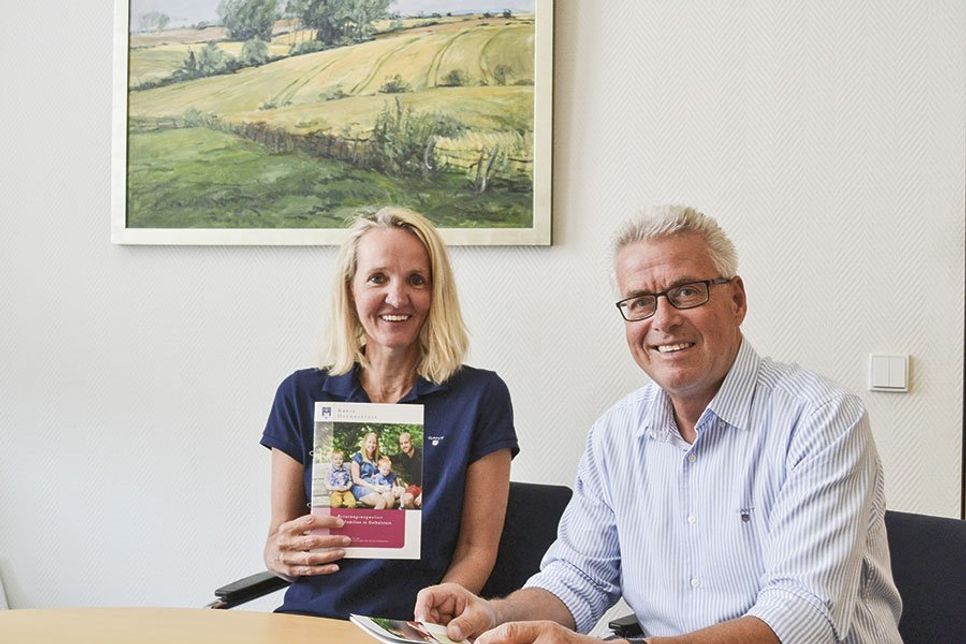 Bürgermeister Volker Owerien mit Kornelia Behring, der neuen Gleichstellungsbeauftragten der Gemeinde Scharbeutz. (Foto: Gemeinde Scharbeutz/hfr)