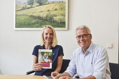 Bürgermeister Volker Owerien mit Kornelia Behring, der neuen Gleichstellungsbeauftragten der Gemeinde Scharbeutz. (Foto: Gemeinde Scharbeutz/hfr)