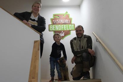 Prokuristin Christiana Orlowski-Bendfeldt, Nachwuchstischler Nils Bendfeldt, Tischlerhund Connor und Geschäftsführer Dirk Bendfeldt (v. lks.).