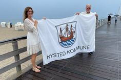 Jürgen Möller vom Heimat- und Kulturverein Dahme übergab die Nysted Flagge an Bürgermeisterin Stefanie Friedrich-Suhr.