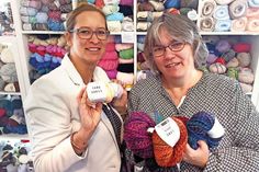Organisieren die zweite „Bad Schwartauer Stricknacht“: Tanja Gorodiski (l.) und Ann-Kathrin Wahl-Brüggemann.