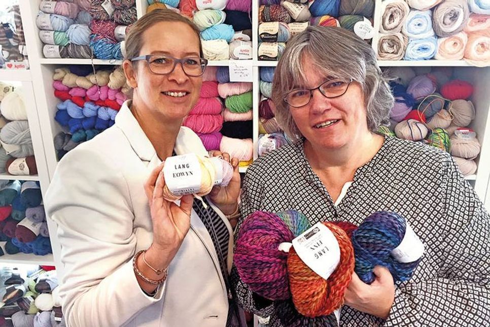 Organisieren die zweite „Bad Schwartauer Stricknacht“: Tanja Gorodiski (l.) und Ann-Kathrin Wahl-Brüggemann.