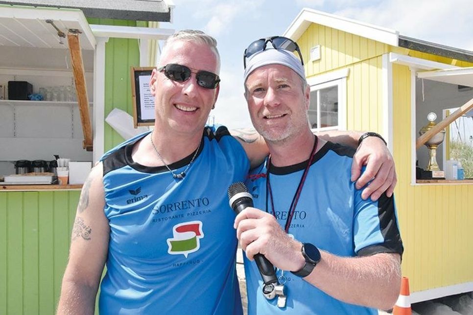 Seinen ersten öffentlichen Einsatz hatte Christian Knorr Anfang Juni als Moderator des Benefiz-Beachvolleyball-Turniers der Polizeidirektion Lübeck, das von Polizeikommissar Nicky Päsch (linsk) am Niendorfer Freistrand organisiert wurde.