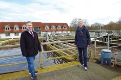 Stadtwerke-Vorstand Jürgen Schäffner (r.) und Aschebergs Bürgermeister Thomas Menzel informierten über das Thema Abwasser, Abrechnungen und eine neue Grundgebühr.
