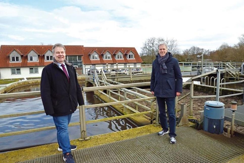 Stadtwerke-Vorstand Jürgen Schäffner (r.) und Aschebergs Bürgermeister Thomas Menzel informierten über das Thema Abwasser, Abrechnungen und eine neue Grundgebühr.