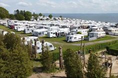 Auch an der Ostsee in Ostholstein befinden sich zahlreiche traumhaft schöne Campingplätze direkt am Wasser.