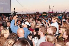 Selfie-Alarm: bei der Präsentation seines Films „Unsere Zeit ist jetzt“ war Rapper CRO von Fans umzingelt. Foto: VA/hfr