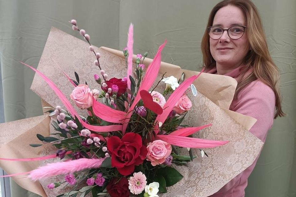 Florist-Meisterin Kim Kiesewetter mit einem ihrer selbst zusammengestellten Geschenkesträuße.