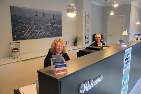 Ines Dobbertin und Kirsten Willert (v. lks.) widmen sich unter anderem der Ferienvermietung und Gästebetreuung.