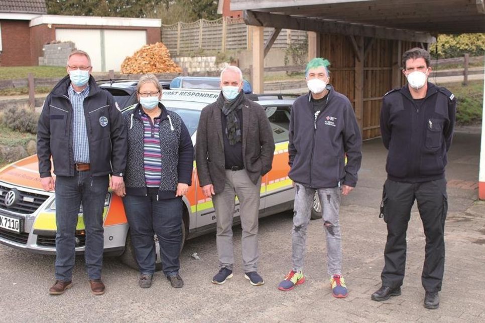 Freuen sich über Ostholsteins erste First Responder Einheit (v. lks.): Ingo Weidemann (Erster Vorsitzende des DRK-Ortsvereins), Marion Rumpel (stellvertretende Vorsitzende), Adrianus Boonekamp (Bürgermeister Süsel, CDU), Matthias Isecke-Vogelsang (Mitglied des Präsidiums des DRK Kreisverbands) und Carsten Horn (Fachdienstleiter Regionalleitstelle Süd).