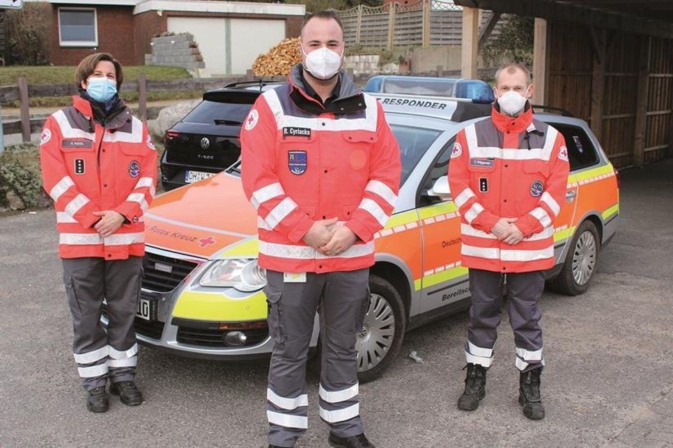 Sie leiten die First Responder Einheit: Bereitschaftsleiterin Nicole Riedel, Bereitschaftleiter Robin Cyriacks, stellvertretender Bereitschaftsleiter Thies Plögemaker (v. lks.) und stellvertretender Bereitschaftsleiterin Julia Baumann (nicht im Bild).