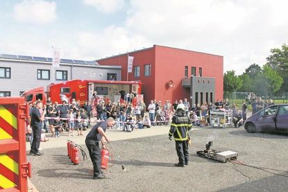 Höhepunkt mit jeder Menge Action: Eindrucksvoll demonstrierten die Kameraden, wie man einen Fettbrand in der Küche richtig löschen muss.