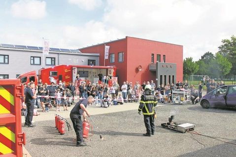 Höhepunkt mit jeder Menge Action: Eindrucksvoll demonstrierten die Kameraden, wie man einen Fettbrand in der Küche richtig löschen muss.
