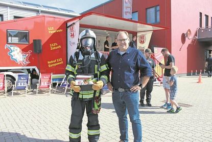 Stadtwehrführer Alexander Wengelewski mit Atemschutz und Bürgermeister Mirko Spieckermann.