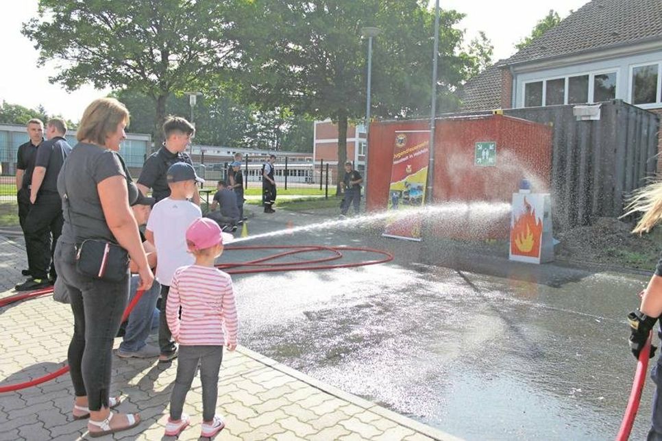 Beliebt bei den jüngsten Besuchern waren die Löschübungen mit dem Wasserschlauch.