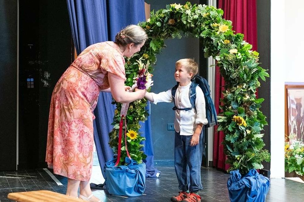 Klassenlehrerin Andrea Dorothea Barth bei der Begrüßung eines Erstklässlers.