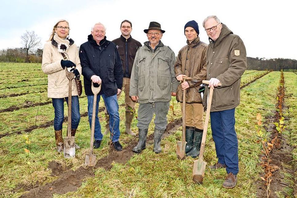 Alle Beteiligten freuen sich über die Entstehung des neuen Mischwaldes in Gleschendorf. (Foto: René Kleinschmidt)