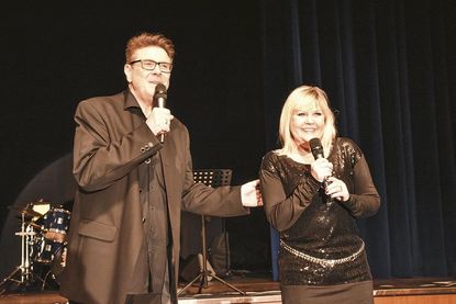 Jubiläums-Gala im Maritim Seehotel: Moderator André Holst mit Schlager-Ikone Gaby Baginsky. (Fotos: René Kleinschmidt)