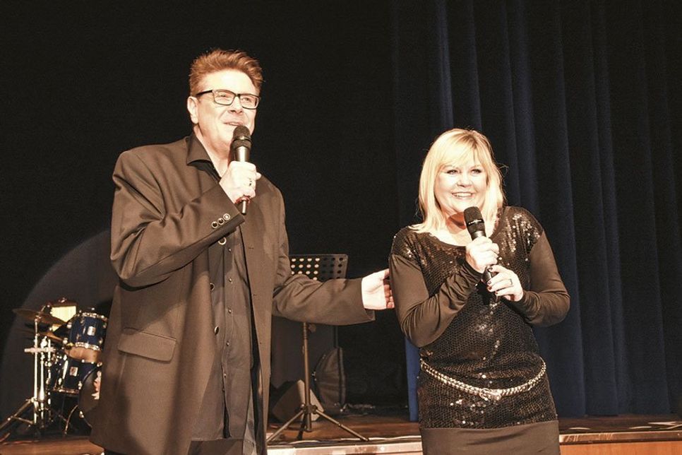 Jubiläums-Gala im Maritim Seehotel: Moderator André Holst mit Schlager-Ikone Gaby Baginsky. (Fotos: René Kleinschmidt)