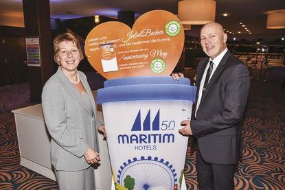 Hoteldirektor Jochen H. Stop und seine Stellvertreterin Manja Brandt feierten mit 170 Gästen den 50. Geburtstag der Maritim Hotels in Timmendorfer Strand, wo die Erfolgsgeschichte der Hotelkette 1969 begann.