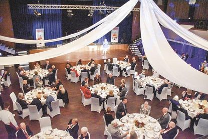 Viele treue Stammgäste sowie geladene Gästen erlebten im Großen Saal des Maritim Seehotels die Jubiläumsgala „50 Jahre Maritim Hotels“.