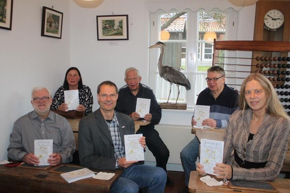 Laden mit den Jahrbüchern zu einer historischen Entdeckungsreise ein: Schriftführerin Rosalie Möllers, Rainer Siefert vom Dorfmuseum Grube, Kassenwart Hans-Gerd Griebenow, Schriftleiter Dr. Martin Möllers, 2. Vorsitzender Dr. Frank Wilschewski und Beisitzerin Ingrid Kriegeskotte (v. hi. lks.).