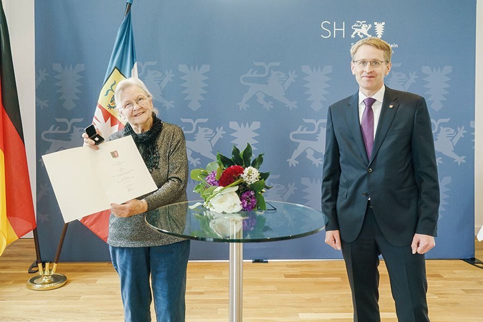 Für ihr Engagement im Tierschutz und im Sport wurde die Ratekauerin Ingrid Doll jetzt von Ministerpräsident Daniel Günther mit der Ehrennadel des Landes Schleswig-Holstein ausgezeichnet.