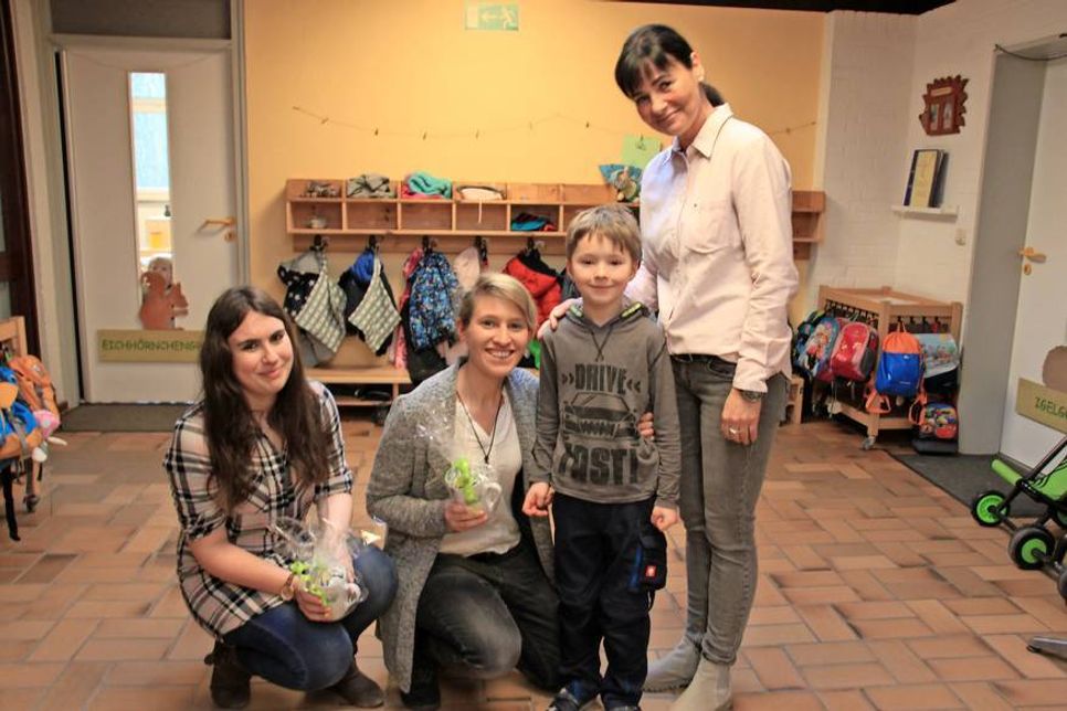 Franka Haamann und Anton Kuhr bedanken sich bei Sandra Metzech und  Sina Grabe (v. re.) für ihren Forschergeist.