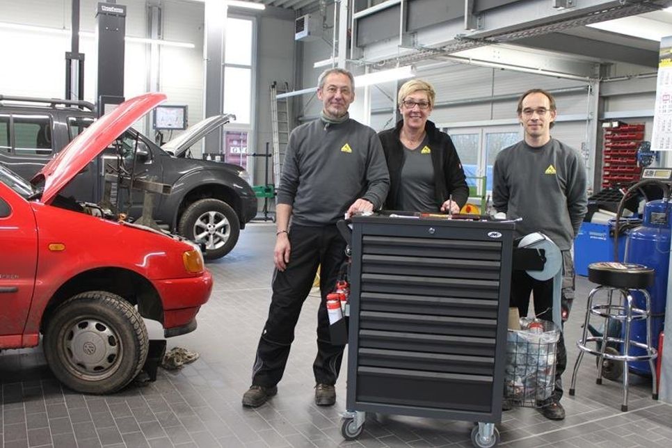 Inhaber Thomas de Vries mit Ehefrau Marion und Kfz-Mechaniker Sascha Kaul (v. lks.).