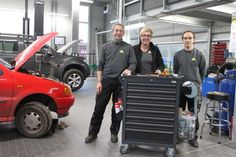 Inhaber Thomas de Vries mit Ehefrau Marion und Kfz-Mechaniker Sascha Kaul (v. lks.).