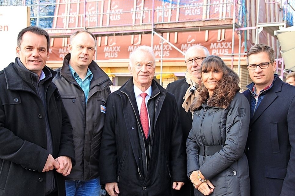 Mark Burmeister (Bürgermeister), Timo Dose (Generalunternehmer), Peter Schneeberg (Strandhotel-Inhaber), Karl-Heinz Stein (Tourismus-Service Grömitz), Solveigh Küpker (Strandhotel-Direktorin) und Olaf Dose-Miekley (Tourismus-Service Grömitz, v. lks.) vor dem Rohbau des zukünftigen Fitness- und Wellnessanbaus des Strandhotels.