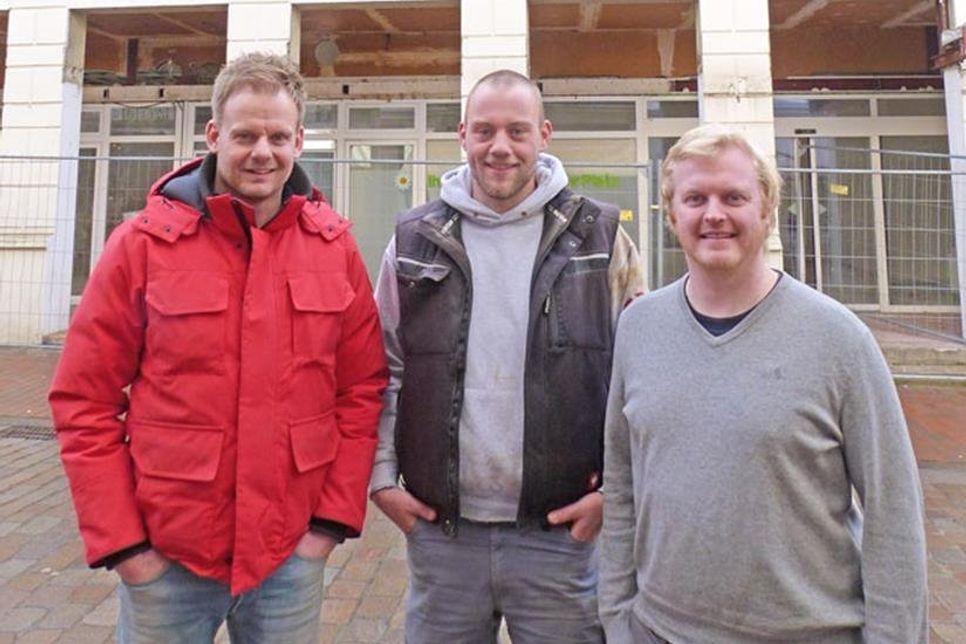 Die Investoren Matthias und Felix Dierken, hier mit Michael Emke, ihrem Bauleiter vor Ort, haben die Peterstraße 5-7 gekauft, entkernen und sanieren derzeit, damit hier zum Ende des Jahres gleich drei Neueröffnungen gefeiert werden können.