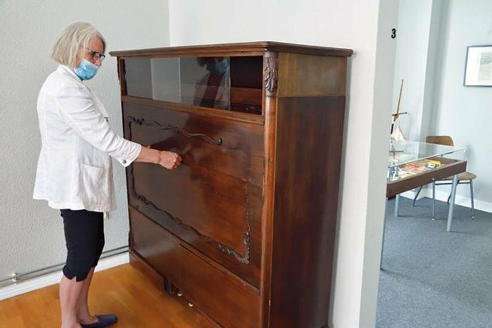 Zugeklappt lässt nichts darauf schließen, dass der Bücherschrank ein Instrument enthält und somit zwei Funktionen erfüllt.