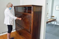Zugeklappt lässt nichts darauf schließen, dass der Bücherschrank ein Instrument enthält und somit zwei Funktionen erfüllt.