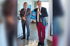 Der scheidende Präsident Prof. Dr. Oliver Rentzsch (rechts) und der neue Präsident des Rotary Clubs Lübecker Bucht Timmendorfer Strand, Rüdiger Pein, präsentieren das Banner von Rotary International mit dem Motto „Serve To Change Lives“.