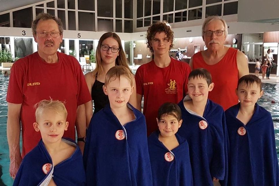 Die stolzen Seepferdchenschwimmer Moritz, Pepe, Jaz, Jonathan und Matti (v. lks.) wurden von ihren Ausbildern in der ersten Stunde 2020 mit einem „Seepferdchen“-Handtuch überrascht.