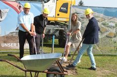 Bürgermeister Mark Burmeister, Morten Maßmann und Jacqueline Felsmann vom TSG sowie Bürgervorsteher Heinz Bäker (v. lks.) gaben das Startsignal für die Großbaustelle.