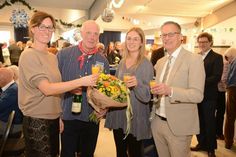 Bürgermeisterin Stefanie Friedrich-Suhr, Michael Höppner, der für seinen Vater Rudi Höppner die Auszeichnung zum Ehrenbürger entgegennahm, operative Geschäftsleiterin des StrandSPA Katharina Olm und Touristikleiter Thorsten Dücker (v. lks.) stießen auf das neue Jahr an.